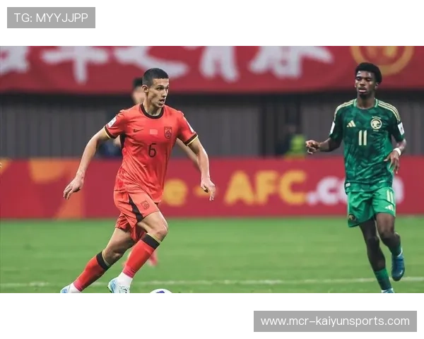 雨战中球衣沾满泥泞，球员技术动作仍保持精准